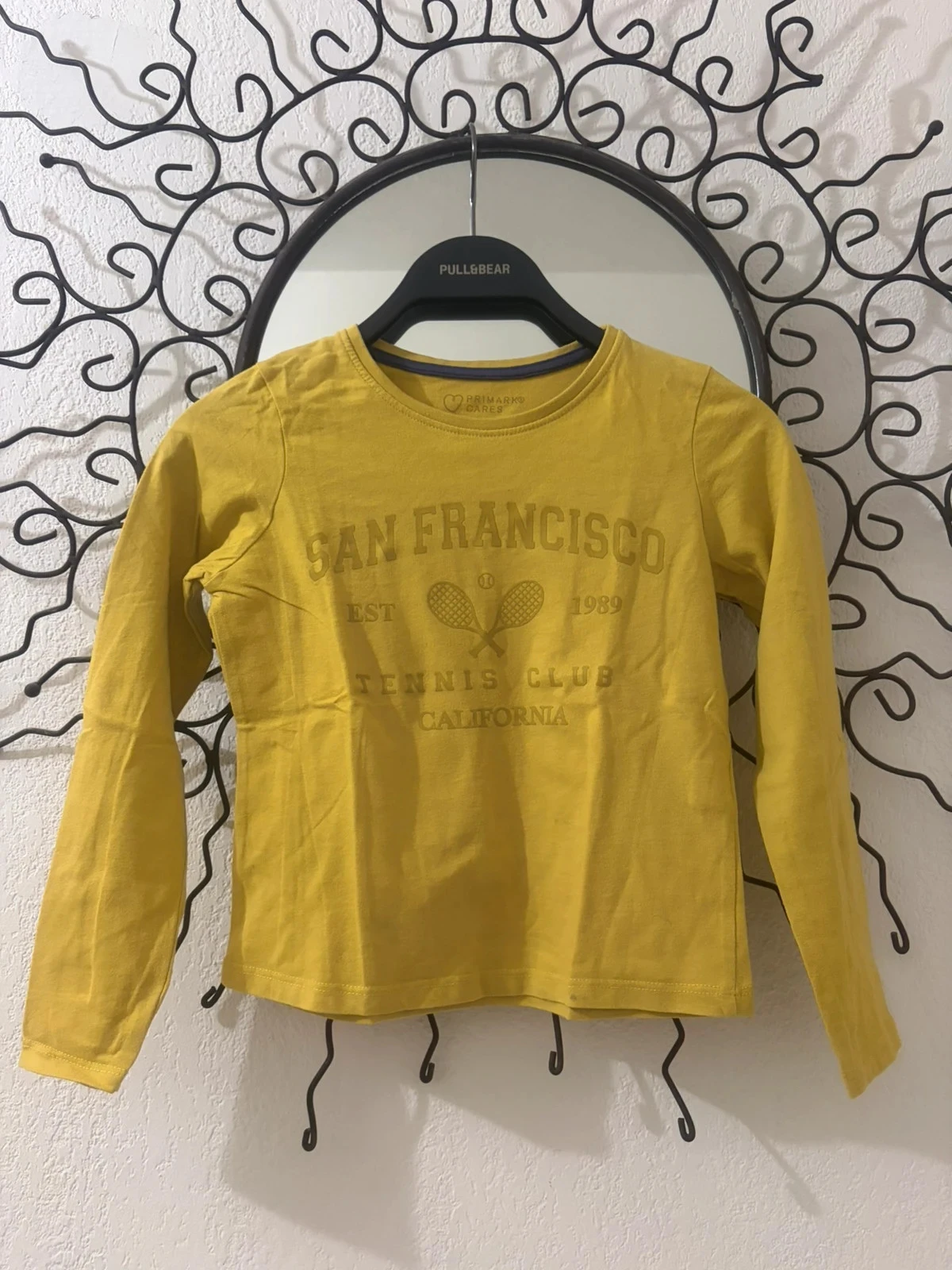 🔵 T-shirt de mangas compridas amarelo Primark Cares San Francisco Tennis Club – Tamanho 7-8 anos (128 cm) – photo 2